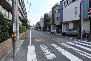 敷地南側の前面道路（西側から）