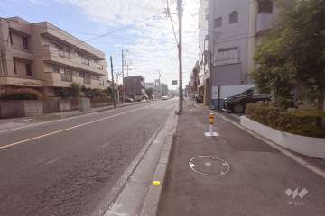 敷地東側の前面道路（北側から）