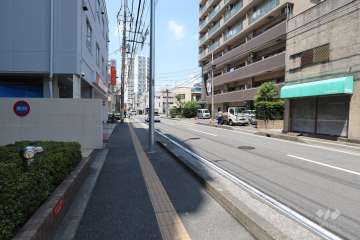 敷地の東側前面道路（南側から）