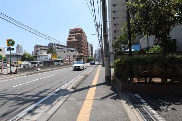 敷地の東側前面道路（北側から）