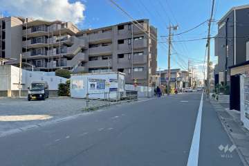 敷地西側の前面道路（北側から）