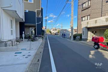 敷地西側の前面道路（南側から）