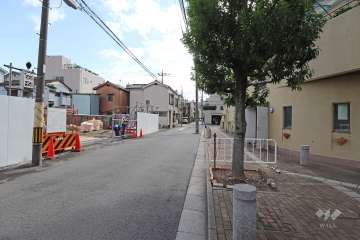 敷地東側の前面道路（北側から）