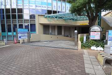 駐車場の出入り口（ロボットゲート付き）