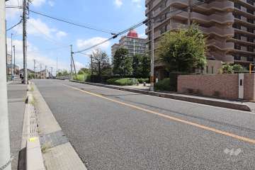 敷地北側の前面道路（西側から）