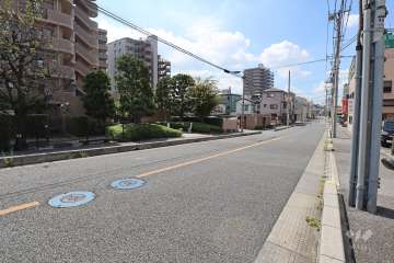 敷地北側の前面道路（東側から）