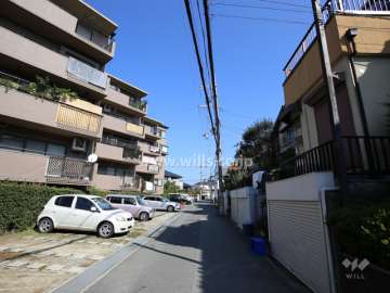 敷地南側の前面道路。周辺は一戸建てが中心に立ち並ぶ閑静な住宅地。
