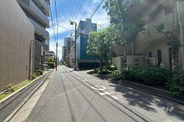 敷地北東側の前面道路（北西側から）