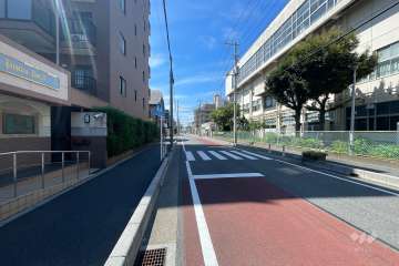 敷地西側の前面道路