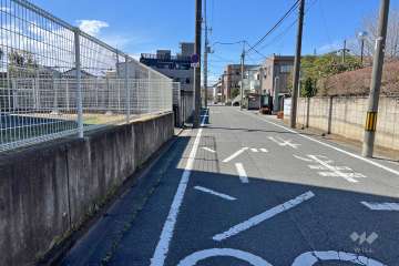 敷地北側の前面道路（東側から）