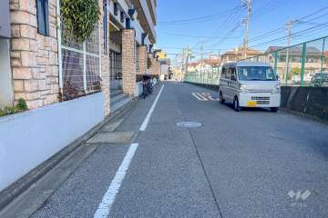 敷地東側の前面道路（南側から）