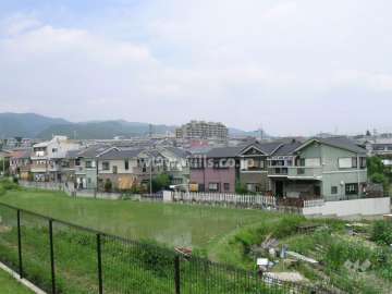 小高い丘にあり、敷地南側は一戸建てが立ち並ぶ住宅地です。