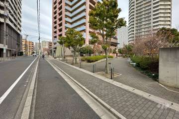 敷地西側の前面道路（南側から）