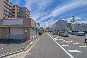 敷地の西側前面道路（北側から）