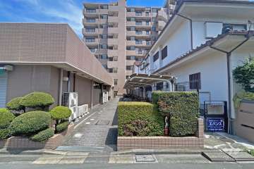 隣接店舗脇からも通路あり