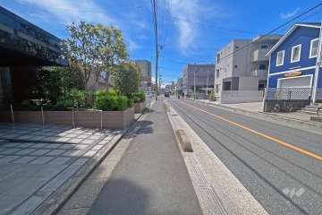 敷地の北側前面道路は青木会館前通りです（東側から）。