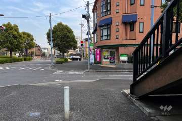 敷地北東側の前面道路（北西側から）
