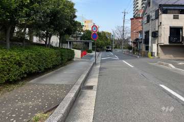 敷地東側の前面道路（南側から）