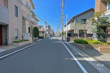 敷地の南側前面道路（東側から）
