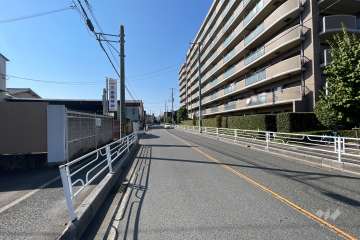 敷地東側の前面道路