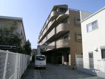 東側から見た外観。道路より少し奥まった位置に敷地があります。