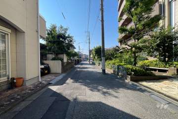 敷地の東側前面道路（北側から）