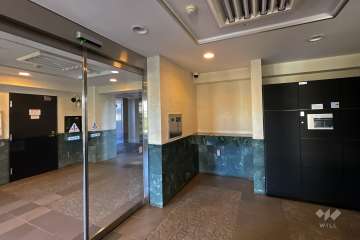 エントランスはオートロック付きです。