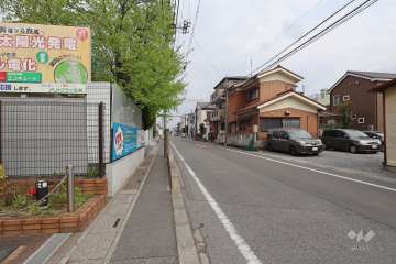 敷地の南側前面道路（西側から）