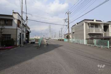 敷地の東側前面道路（南側から）