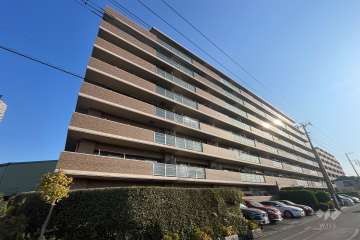 シュロス川口元郷リバーテラスの外観（南西側から）