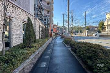 敷地の北側前面道路（東側から）
