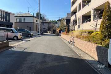 敷地の南側前面道路（東側から）