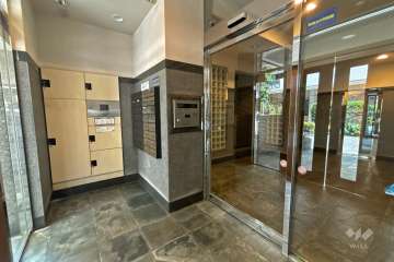 エントランスはオートロック付きです。