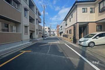 敷地の北側前面道路（西側から）
