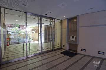 エントランスはオートロック付きです。