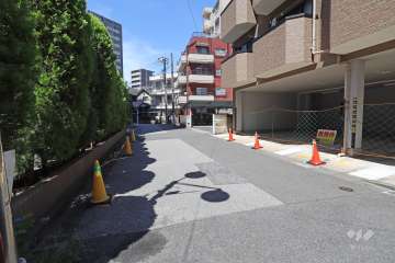 敷地北東側の前面道路（南東側から）