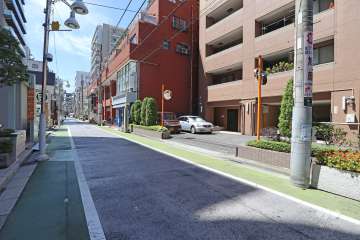 敷地南東側の前面道路（北東側から）