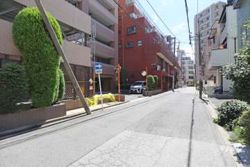 敷地西側の前面道路（北側から）