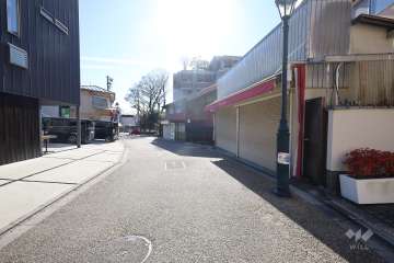 敷地東側の前面道路（北側から）