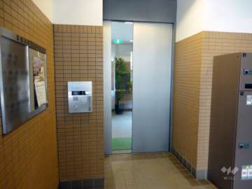 エントランスにはオートロックと宅配ボックスが設置されています。