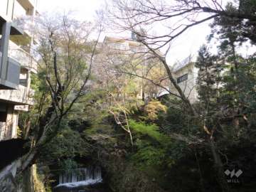 箕面メイプルコートの外観（南側から）　敷地の西側には箕面川が流れています。