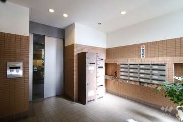 エントランスはオートロック付きです。