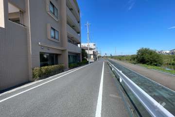 敷地東側の前面道路