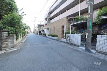 敷地北東側の前面道路（北西側から）