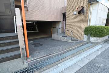 駐車場の出入り口