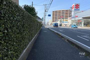 敷地の北東側前面道路（南東側から）