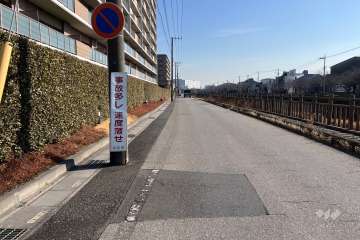 敷地南西側の前面道路（北西側から）