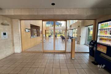 エントランスはオートロック付きです。