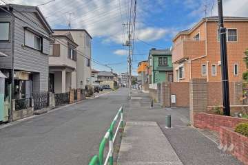 敷地の南側前面道路（東側から）