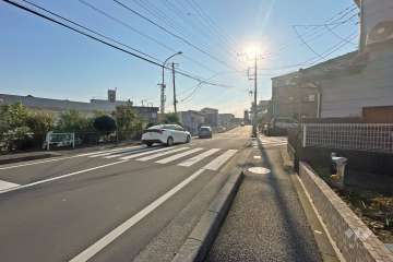 敷地北東側の前面道路（北西側から）